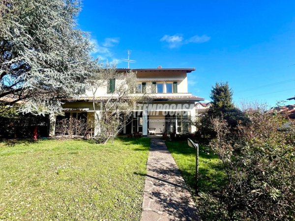 casa indipendente in vendita a Mozzo