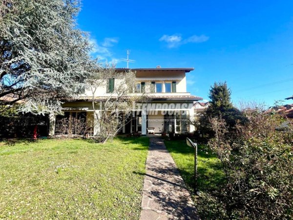 casa indipendente in vendita a Mozzo