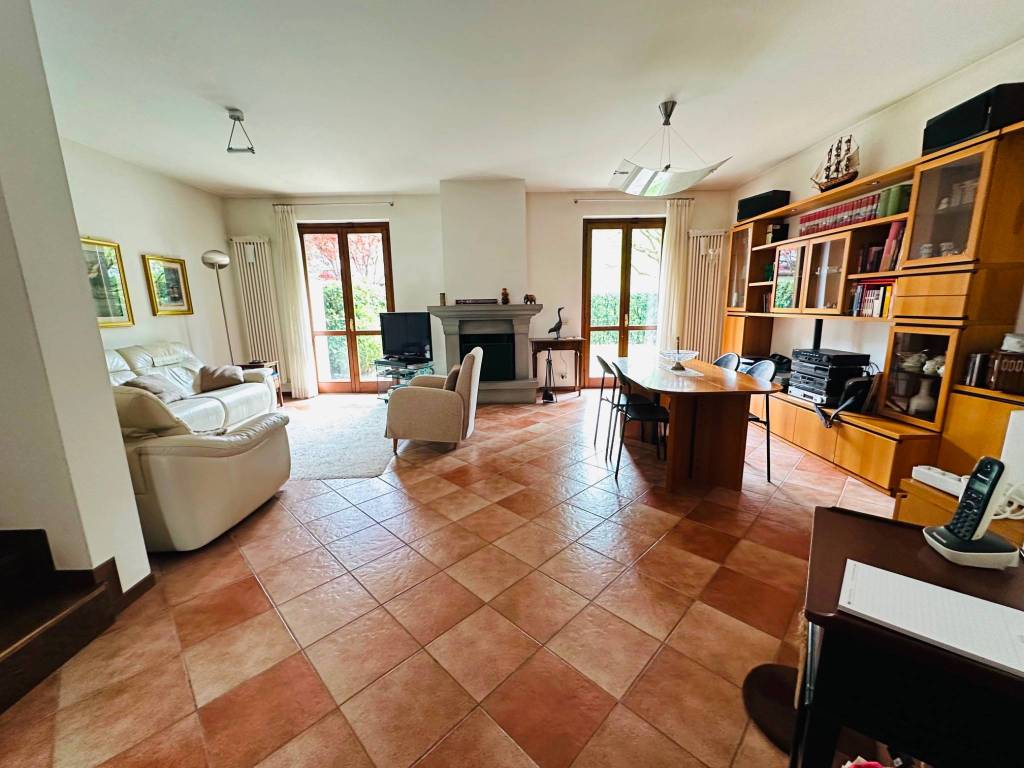 casa indipendente in vendita a Mozzo