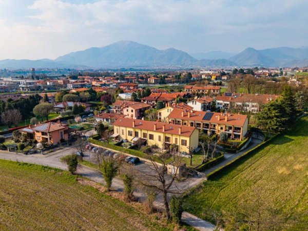 casa indipendente in vendita a Mozzo