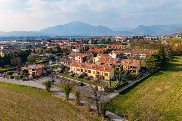 casa indipendente in vendita a Mozzo