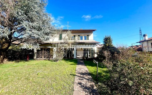 casa indipendente in vendita a Mozzo