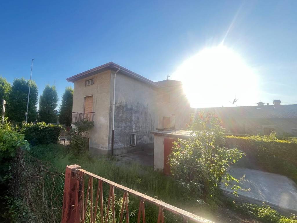 casa indipendente in vendita a Mozzo