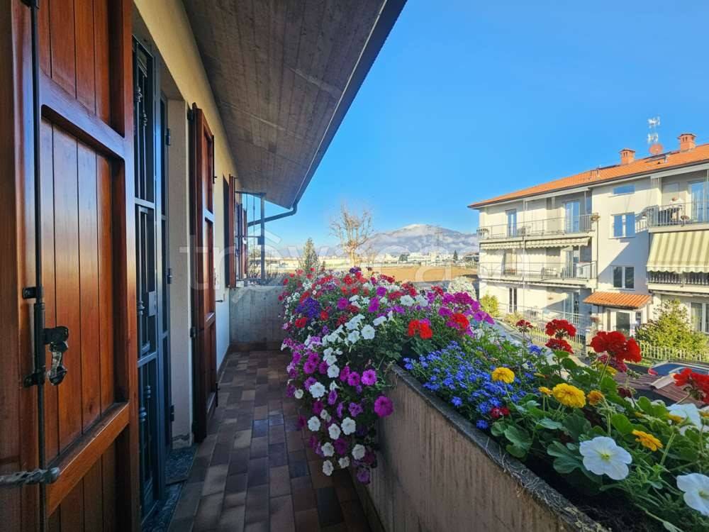 casa indipendente in vendita a Mozzo