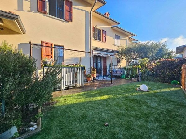 casa indipendente in vendita a Mozzo