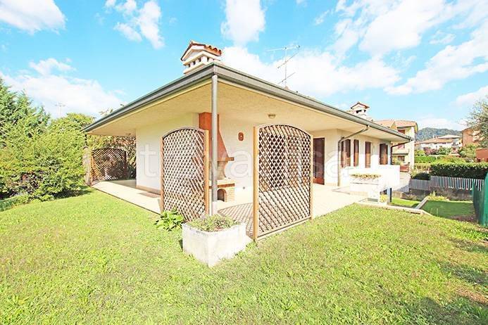 casa indipendente in vendita a Mozzo