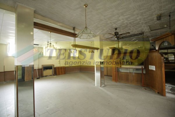 locale commerciale in vendita a Mozzo