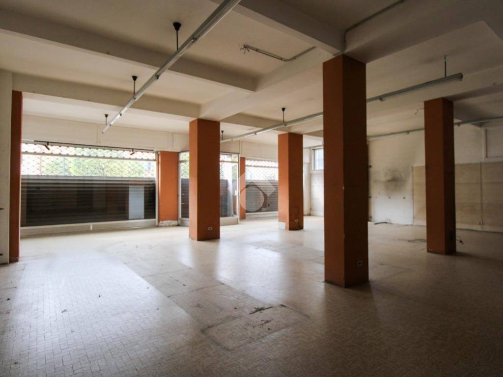 negozio in vendita a Mozzo
