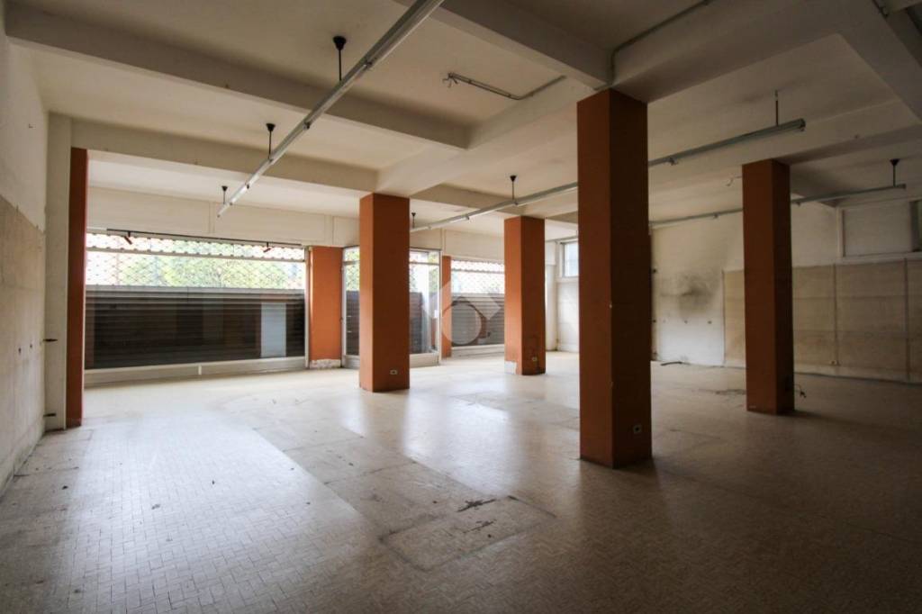 negozio in vendita a Mozzo