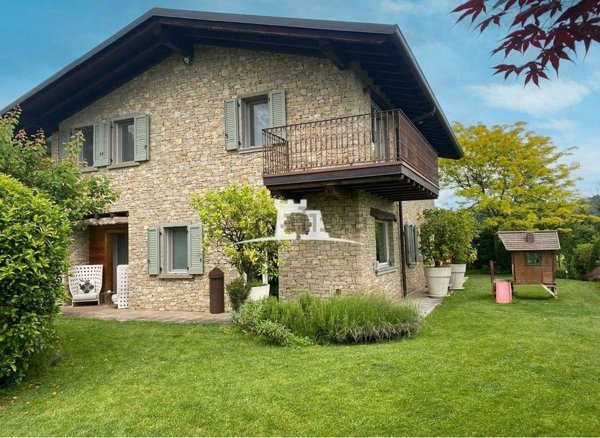 casa indipendente in vendita a Mozzo