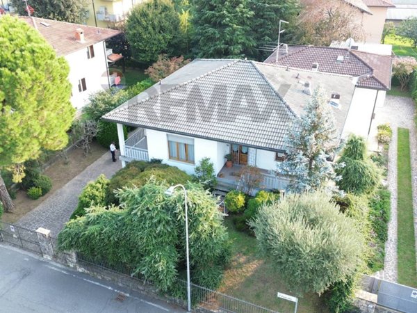 casa indipendente in vendita a Mozzo