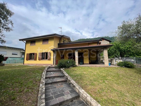 casa indipendente in vendita a Nembro in zona Gavarno
