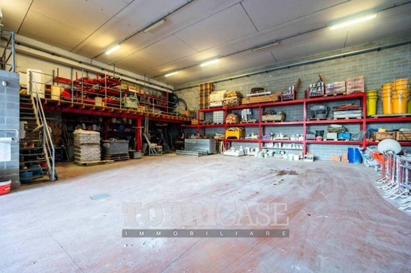 locale commerciale in vendita a Nembro