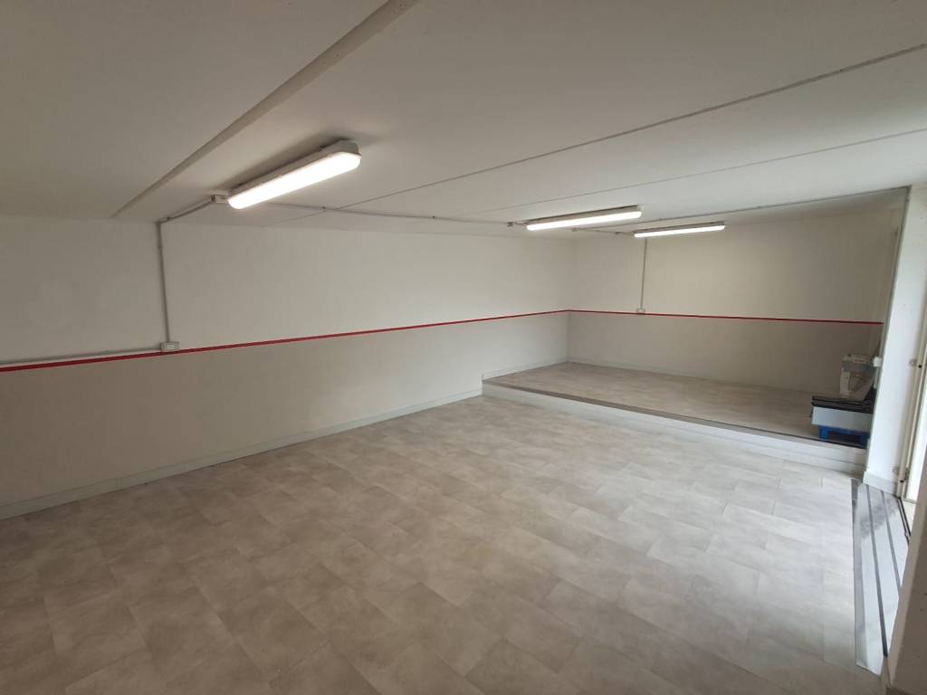 locale commerciale in vendita a Nembro