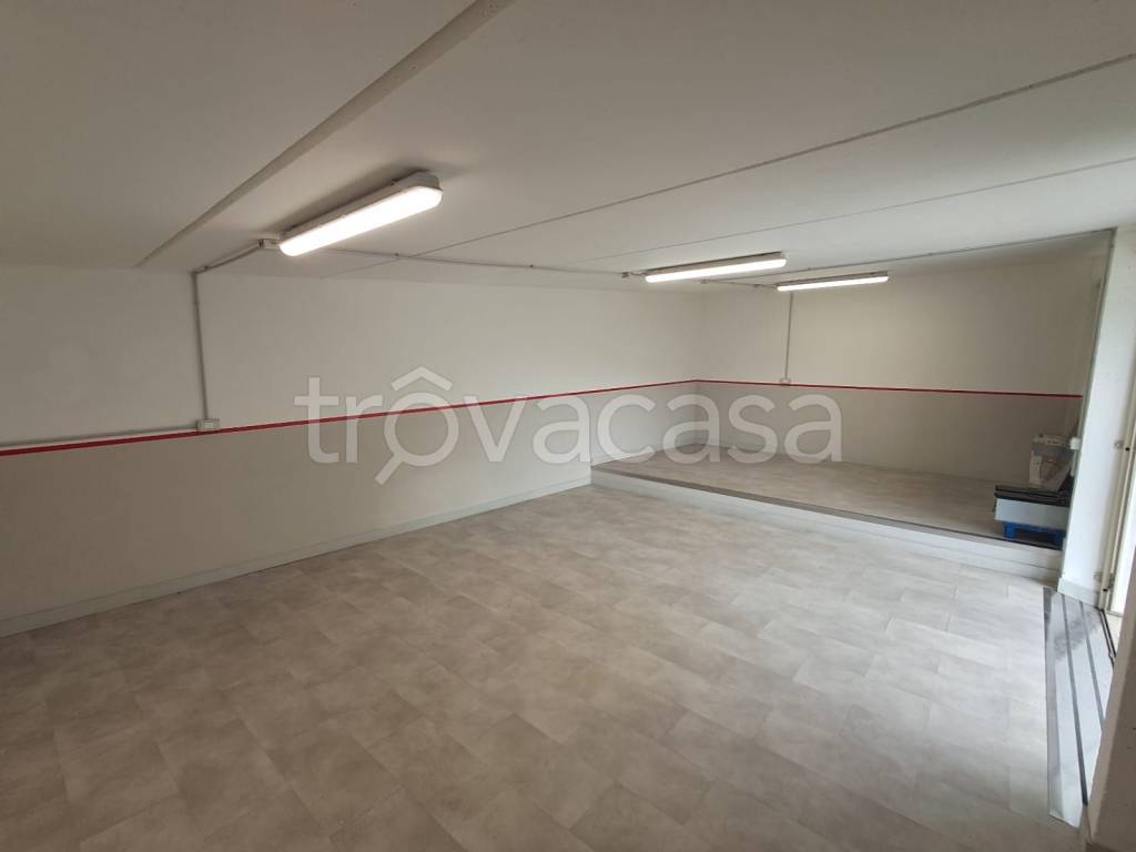locale commerciale in vendita a Nembro