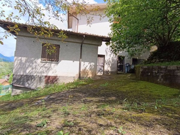 casa indipendente in vendita a Nembro in zona Gavarno