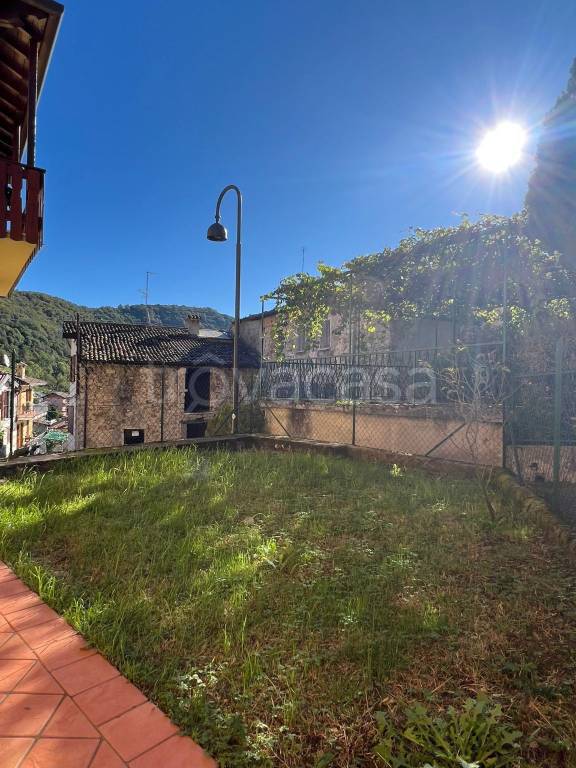 appartamento in vendita a Nembro in zona Lonno