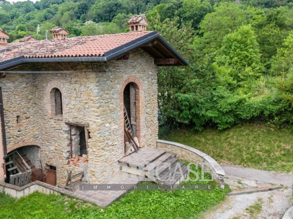 casa indipendente in vendita a Nembro in zona Gavarno
