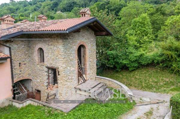 casale in vendita a Nembro in zona Gavarno