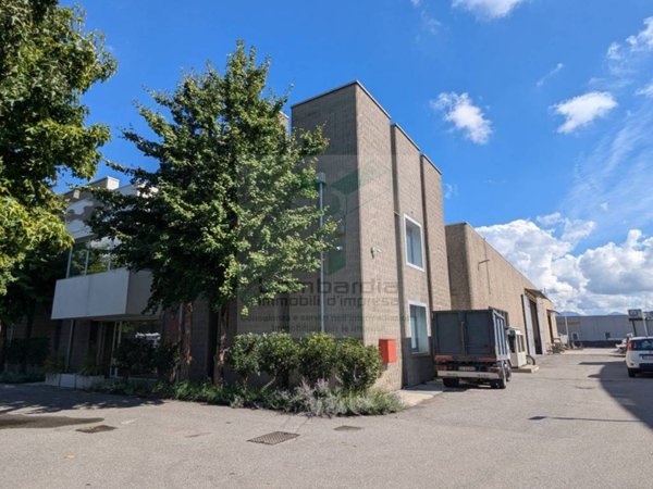 locale commerciale in vendita a Nembro