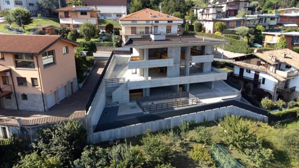 casa indipendente in vendita a Nembro