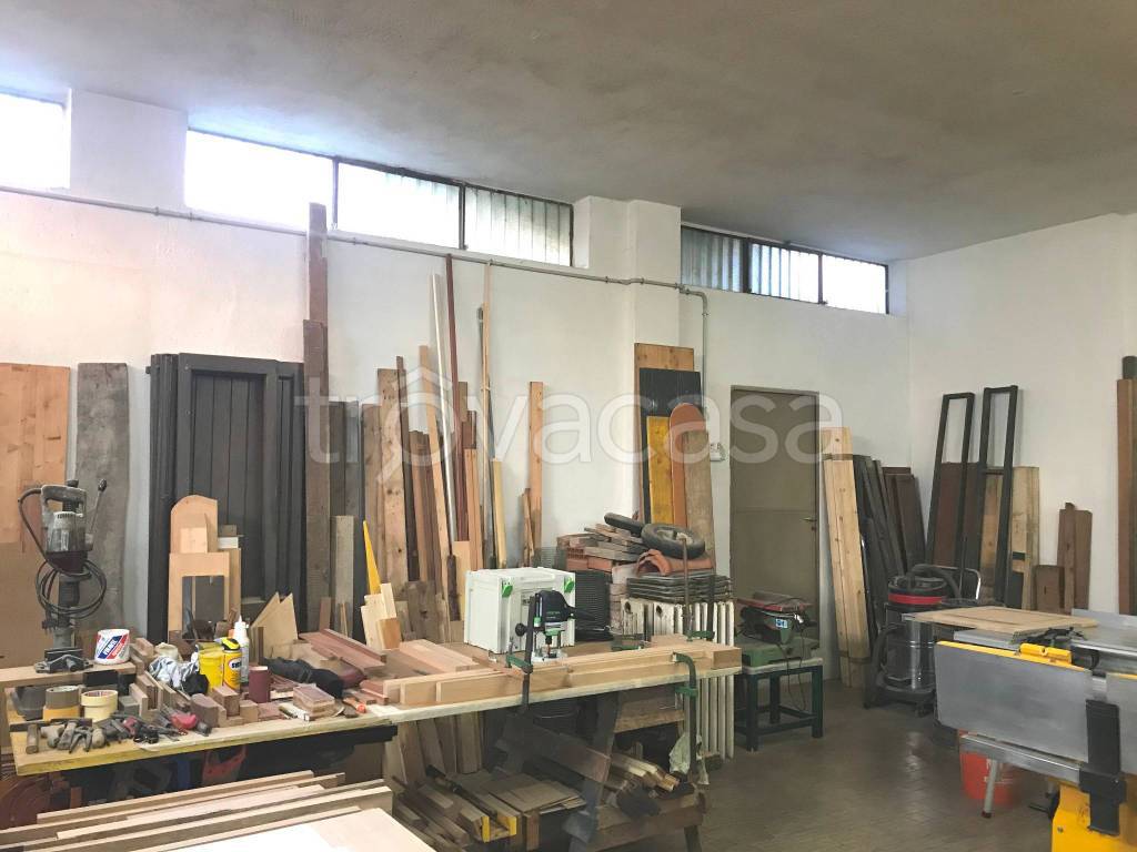 locale commerciale in vendita a Nembro