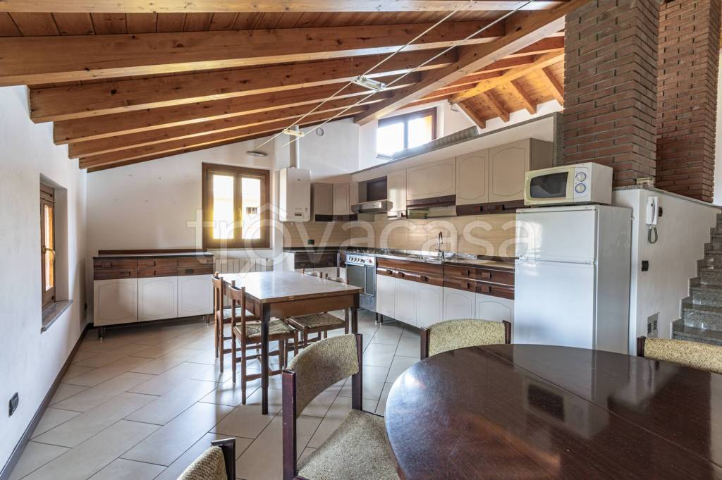 appartamento in vendita a Nembro in zona Lonno