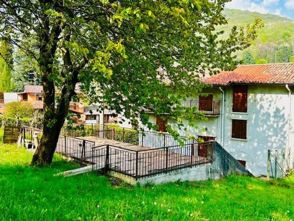casa indipendente in vendita a Nembro in zona Lonno