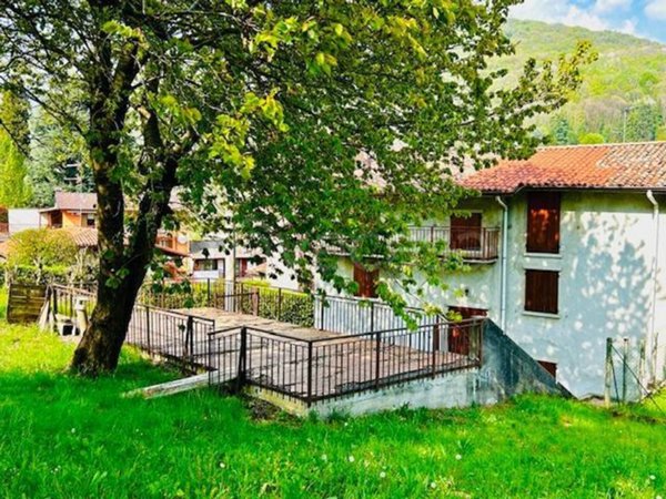 casa indipendente in vendita a Nembro in zona Lonno