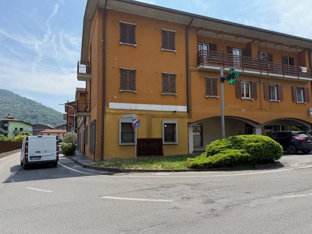 locale commerciale in vendita a Nembro