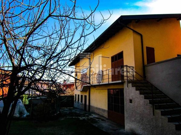 casa indipendente in vendita a Nembro in zona Gavarno