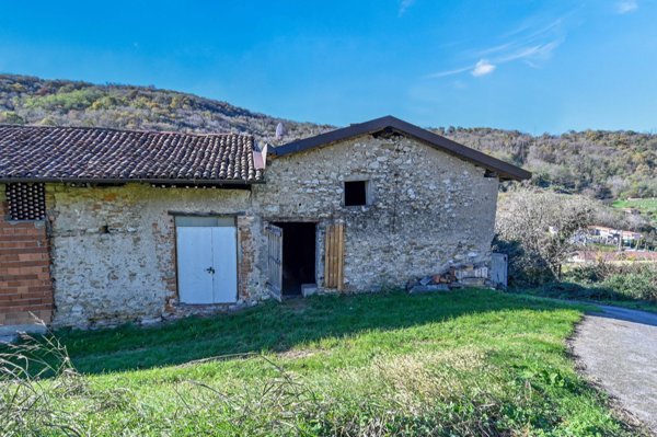 appartamento in vendita a Nembro in zona Gavarno