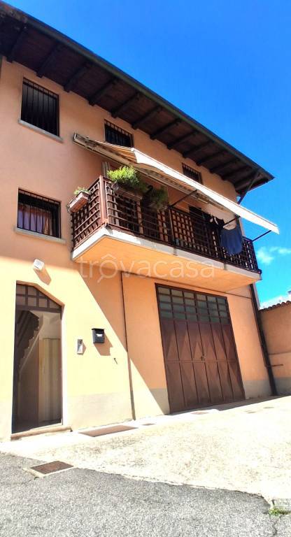 casa indipendente in vendita a Nembro in zona Gavarno