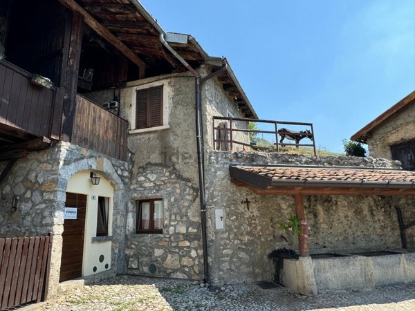 casale in vendita ad Oltressenda Alta in zona Dosso