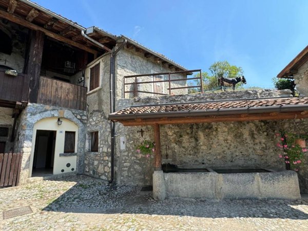casa indipendente in vendita ad Oltressenda Alta in zona Dosso
