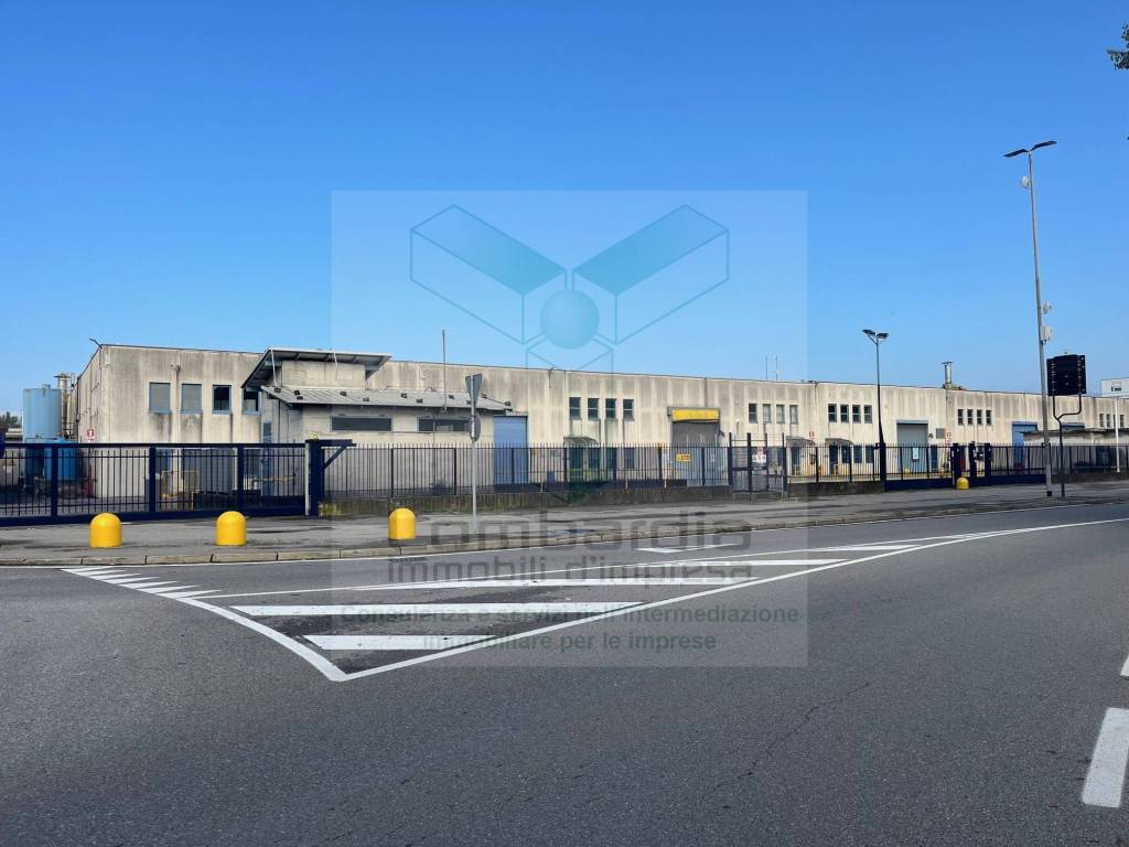 locale commerciale in vendita ad Osio Sopra