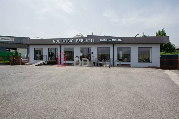 negozio in vendita ad Osio Sopra