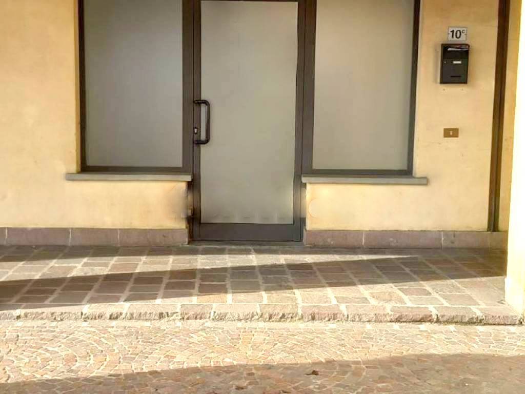 negozio in vendita ad Osio Sopra