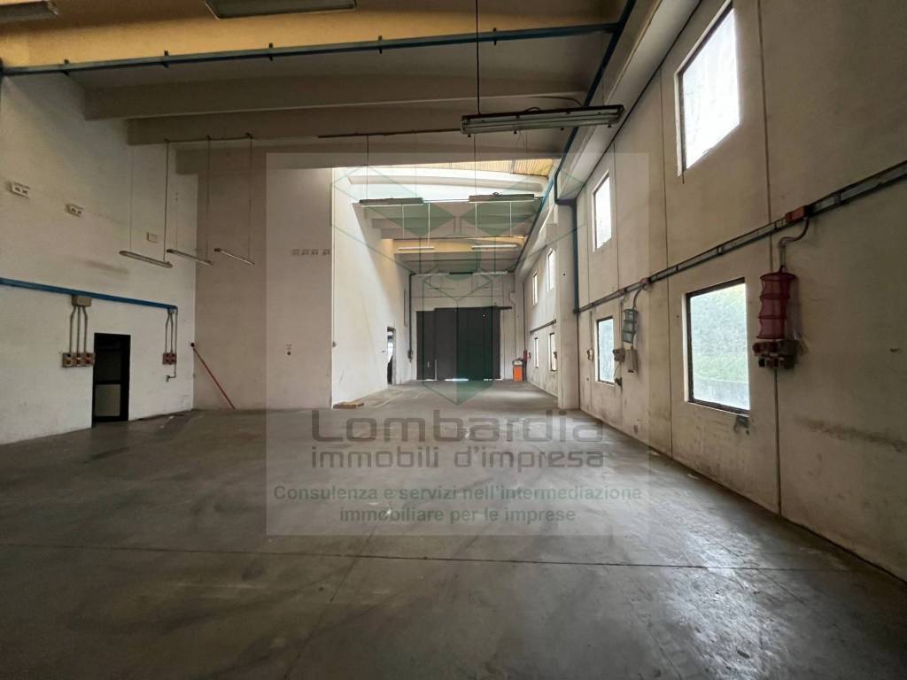 locale commerciale in vendita ad Osio Sotto