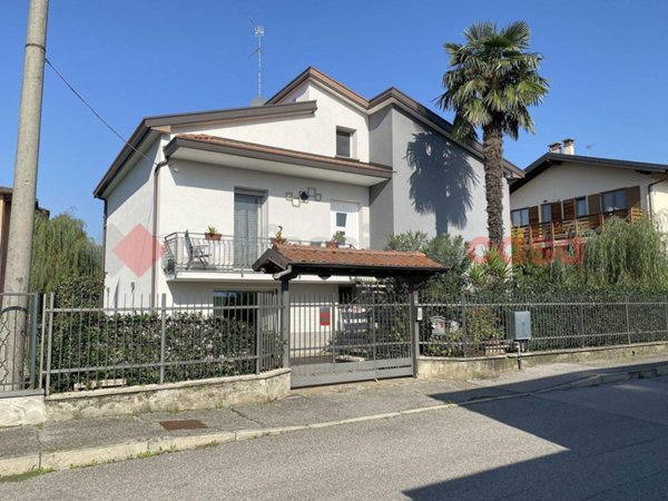 casa indipendente in vendita ad Osio Sotto