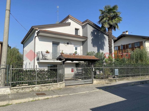 casa indipendente in vendita ad Osio Sotto