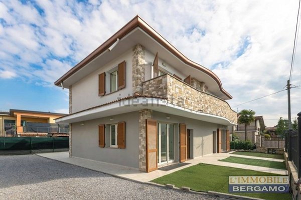 casa indipendente in vendita ad Osio Sotto
