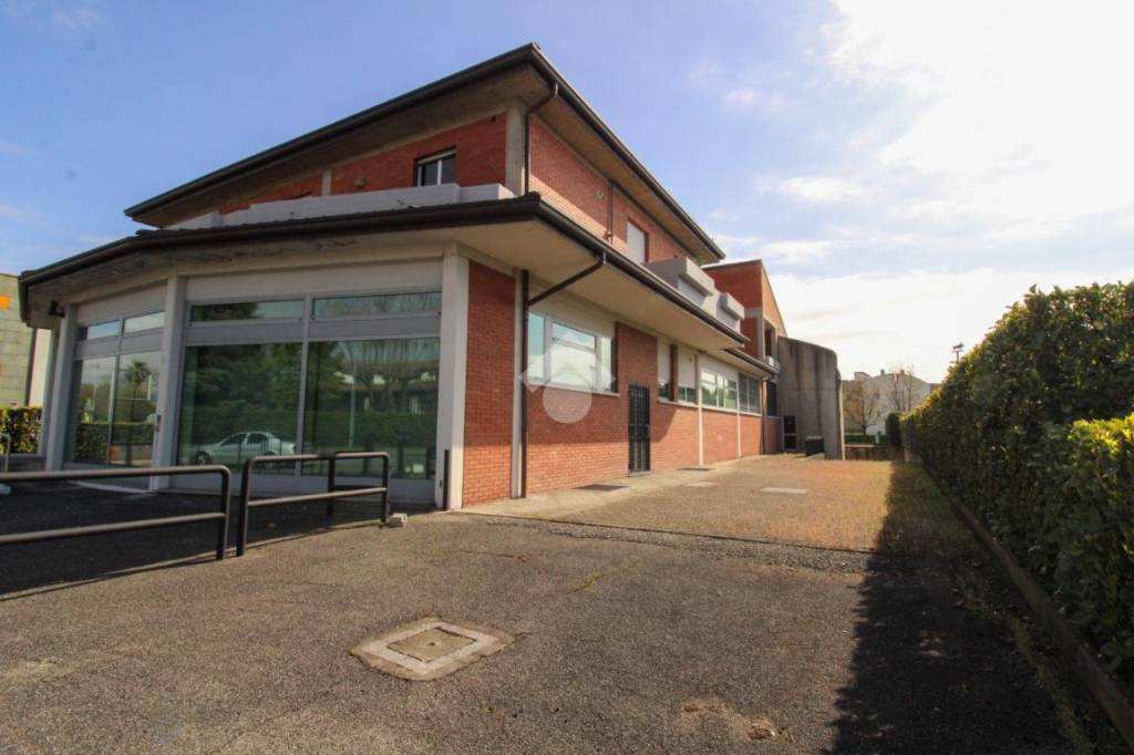 locale commerciale in vendita ad Osio Sotto