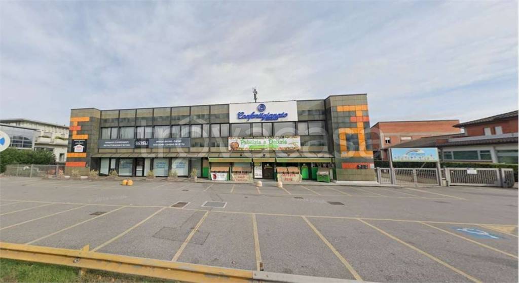 negozio in vendita ad Osio Sotto