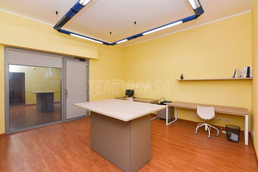 negozio in vendita ad Osio Sotto