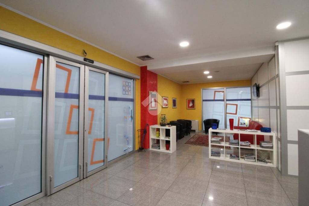 negozio in vendita ad Osio Sotto