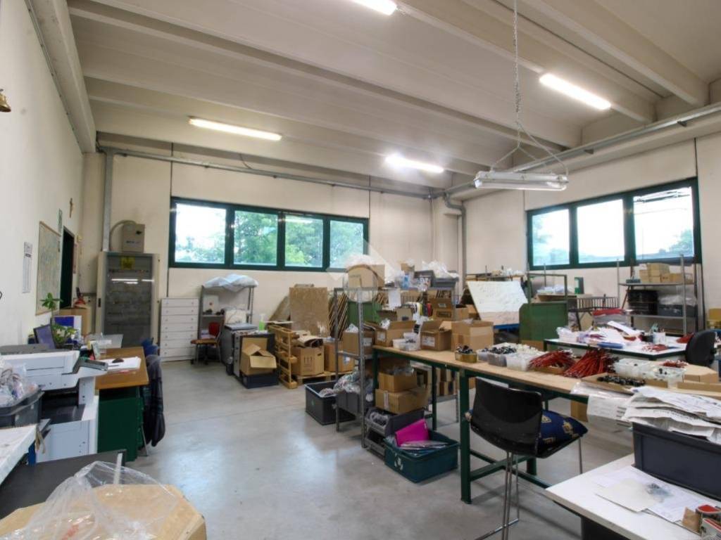 locale commerciale in vendita ad Osio Sotto