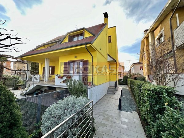 casa indipendente in vendita ad Osio Sotto