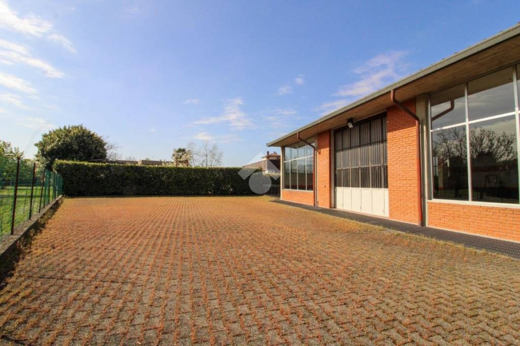 locale commerciale in vendita ad Osio Sotto