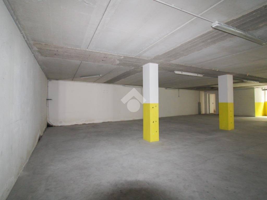 locale commerciale in vendita ad Osio Sotto